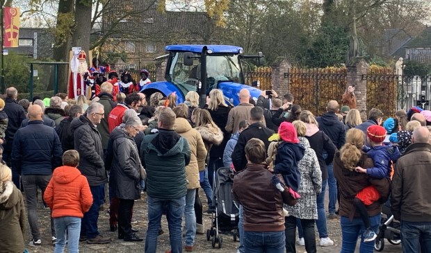 Pilootpiet in verwarring, Sint arriveert met tractor in Gemonde - mooigestel.nl/lees/52966/tit…