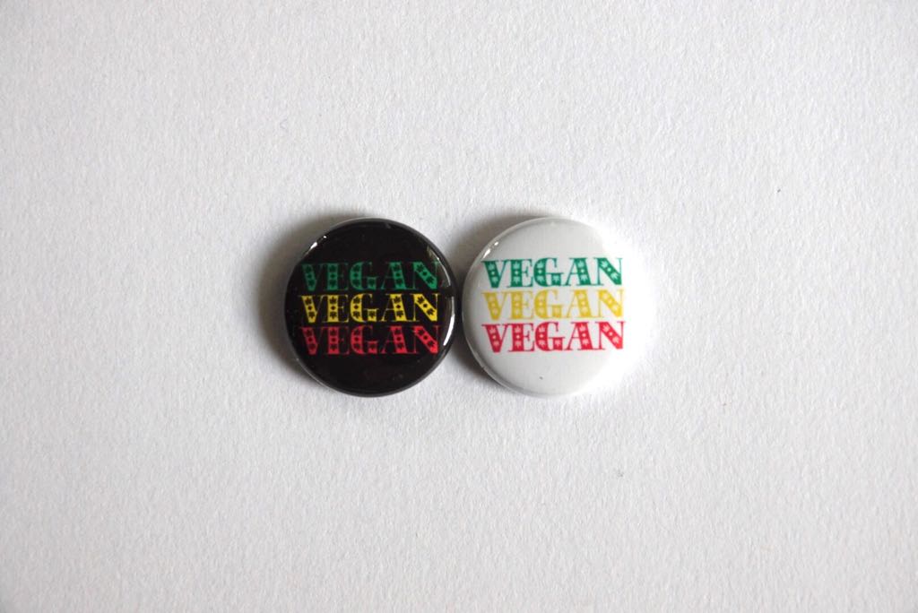 vegetarian6960's tweet photo. Blog更新しました！
VEGAN RASTA COLOR 25mm 缶バッジ 販売開始
#vegan #rasta #ヴィーガン #ベジ6 #アニマルライツ
https://t.co/hZ0dMKV0XE https://t.co/6cWmt4l9iy