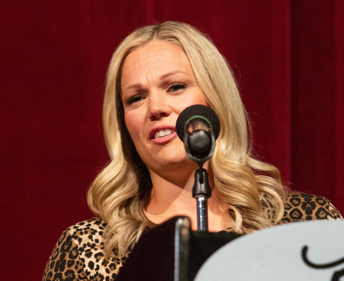 MesaHSathletics's tweet image. Congrats to Mesa 2003 grad, Jodi Norton Page, on her induction to the Mesa Hall of Fame last night.  A standout on the softball field and basketball court, Jodi went on to star at BYU in softball as an All American and Team USA member. #CarryOn #WeAreMesa 
@AzPreps365