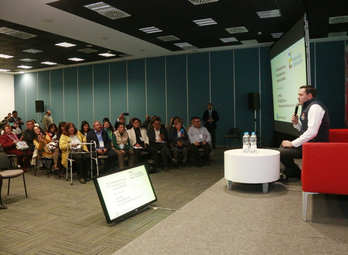 alexfedezcam's tweet photo. Agradezco el compromiso de maestras y maestros del #Edoméx con los que me reuní durante el #FIVE2Edoméx, me compartieron las necesidades y también las oportunidades de nuestro sistema educativo, el más grande y fuerte del país. La educación es tarea de todos juntos. @SeducEdoMex https://t.co/rxUfCCmt0w