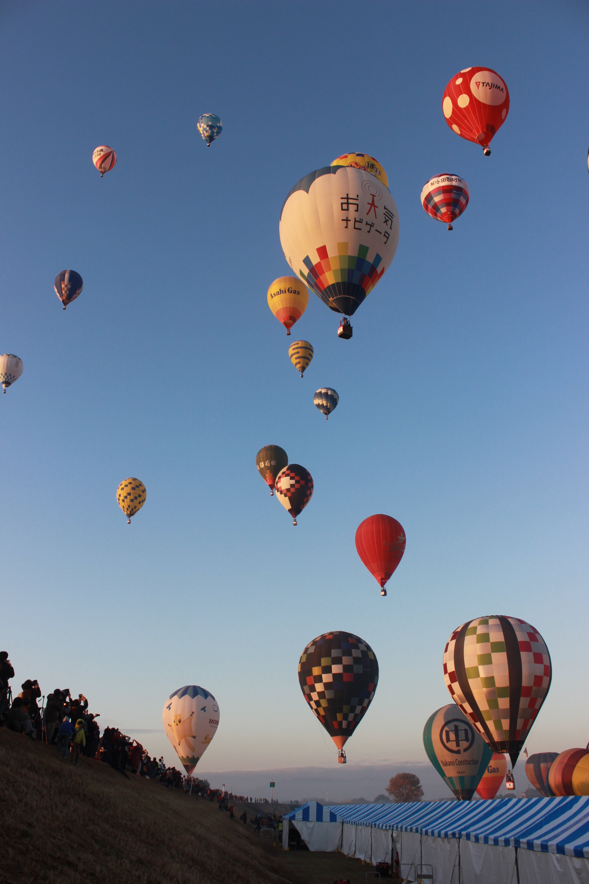 鈴鹿市公式 11月22日から24日まで鈴鹿バルーンフェスティバル19が開催され 延べ15万1 000人もの皆さんが熱気球の雄大な飛行を楽しみました 23日には鈴鹿サーキットでバルーンイリュージョンが行われ バルーンの光による幻想的な光景を見つめ 感動する