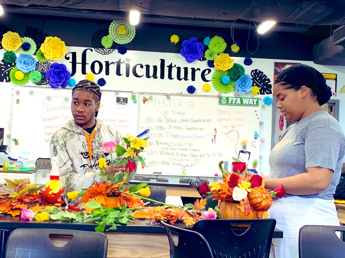 SenecaUrbanAG's tweet image. #florallandscapedesign class had a ball creating their pumpkin arrangements today! #learningtodo #designandcreate @MrGuy_SenecaAP @Seneca_High @JCPSKY @Seneca_Po