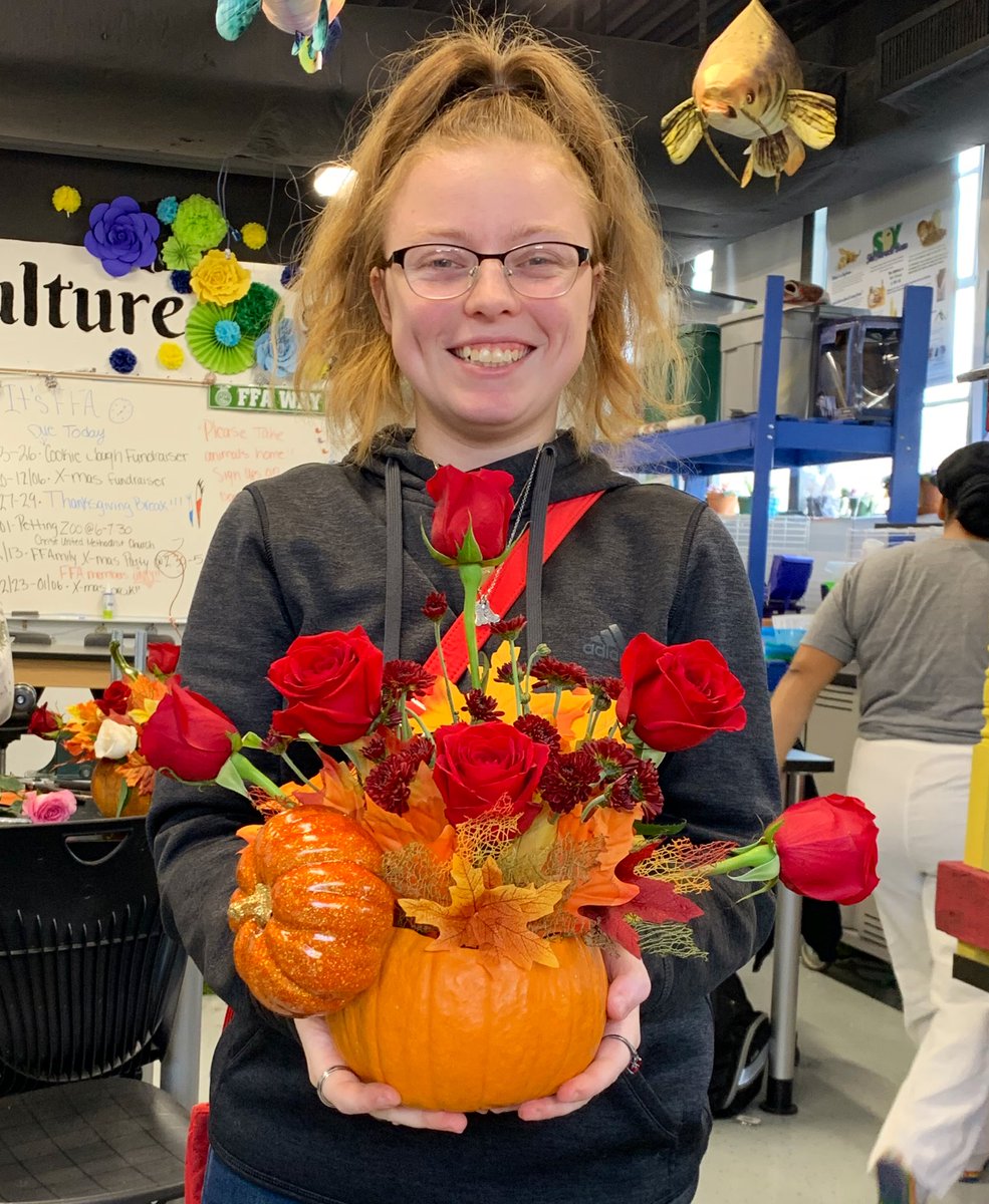 SenecaUrbanAG's tweet image. #florallandscapedesign class had a ball creating their pumpkin arrangements today! #learningtodo #designandcreate @MrGuy_SenecaAP @Seneca_High @JCPSKY @Seneca_Po