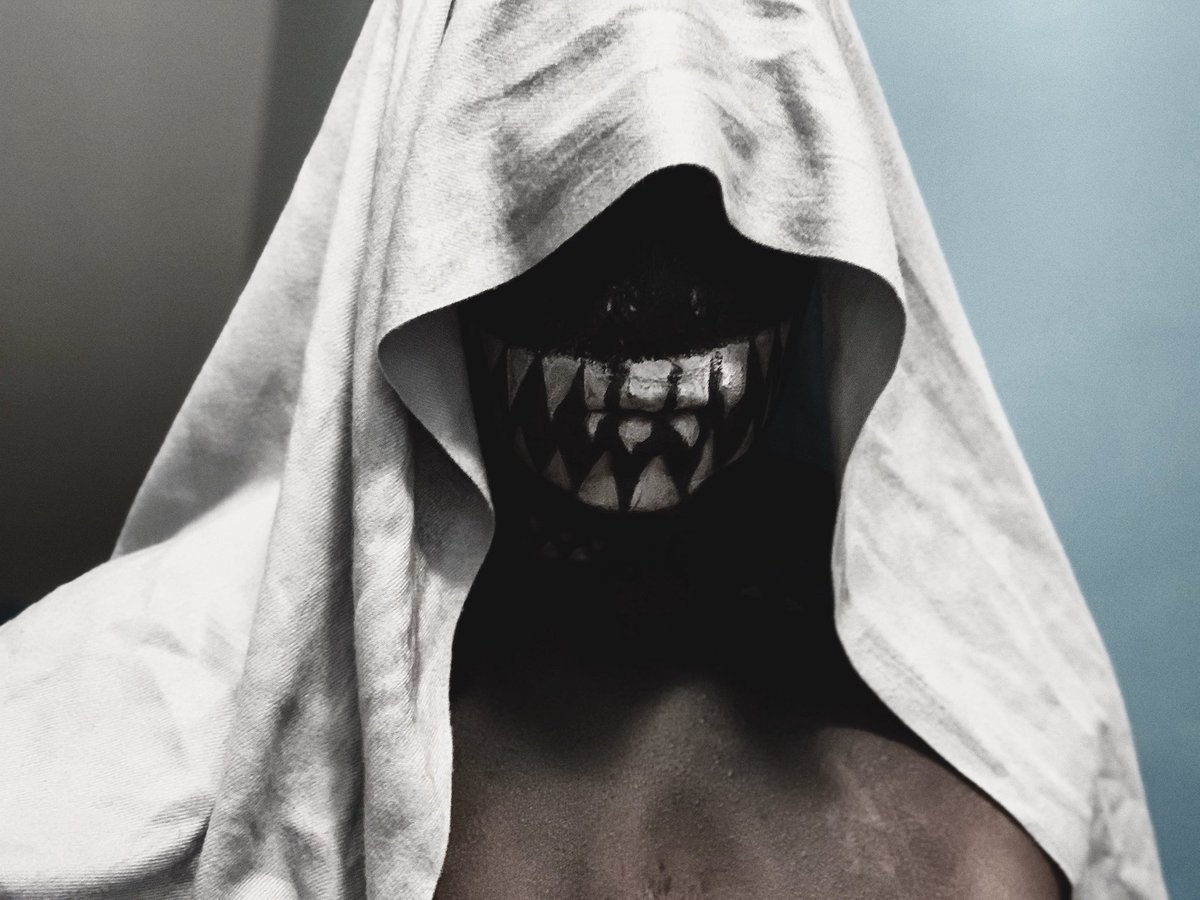 девочка с ухмылкой и пальцем. воин тьмы со спины. Hand over mouth. Laughing hand. Critical role игроки.