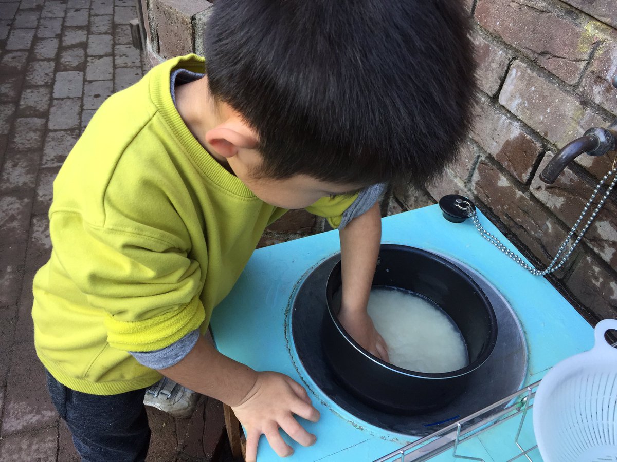 MSTokyoGarden's tweet photo. Making onigiri for snack. #MSTgarden #MSTfun #MSTcooking https://t.co/cYVeqSRRvt