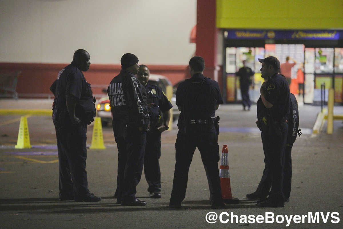 newsphotogchase's tweet photo. A shooting victim is recovering after being shot in a Southwest Dallas supermarket parking lot during an attempted robbery. Nearby security officers had the suspect apprehended by the time police arrived. @MVSDFW #MVSDFW #DFWNews https://t.co/moa376sEzD