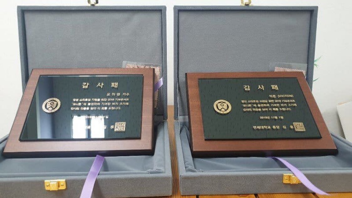 seungbyung2's tweet photo. The Yonsei University presented a plaque of appreciation to both HAYOUNG and VICTON, because of their wonderful perform at the Unicorn Concert 🥳🤩🥳🤩💛💙💛💙
#Apink #Hayoung #Victon #에이핑크 #오하영 #빅톤 #pinkton #playmfam https://t.co/tVDlNwgxxt