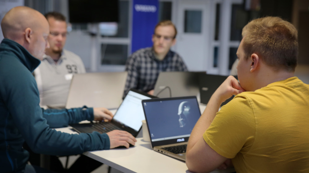 HogskolanSkovde's tweet photo. För andra året i rad anordnas nu ett hackaton mellan Högskolans studenter och Volvo IT. Fokus ligger på att lösa riktiga, verksamhetsrelaterade problem. #hackaton2019 https://t.co/1GGn3hHOEP https://t.co/3Lb7YQxdtG