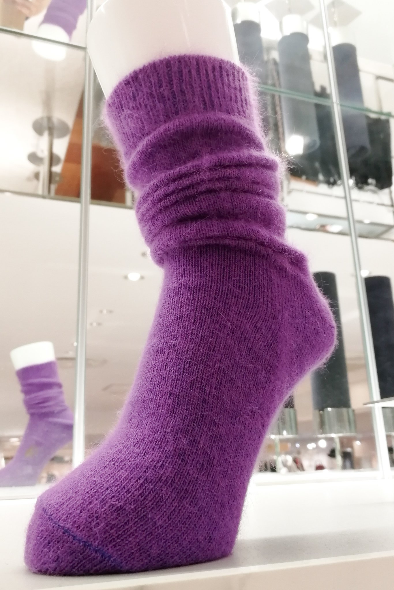 西武渋谷店 ソックスが楽しい季節です 非常に細いアンゴラ糸を使ったキワンダのスタンダードソックス アンゴラはカシミヤにも負けない保温性と保湿性を兼ね備えていて 暖かいのに蒸れにくい最高の履き心地を楽しめます ふわふわな質感が可愛い