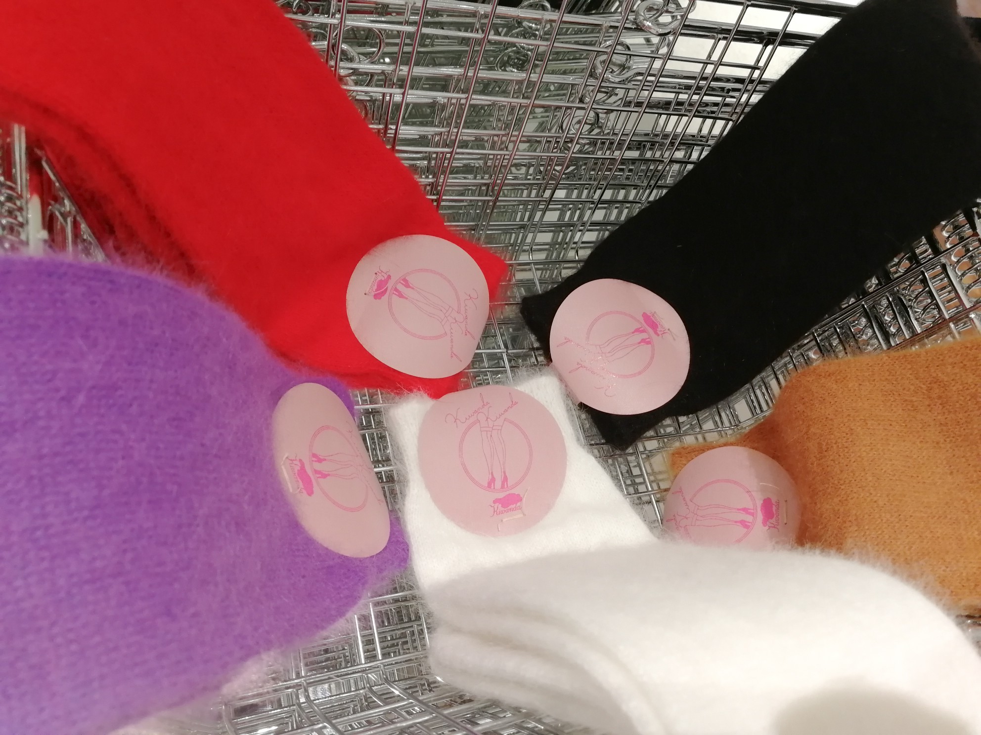 西武渋谷店 ソックスが楽しい季節です 非常に細いアンゴラ糸を使ったキワンダのスタンダードソックス アンゴラはカシミヤにも負けない保温性と保湿性を兼ね備えていて 暖かいのに蒸れにくい最高の履き心地を楽しめます ふわふわな質感が可愛い