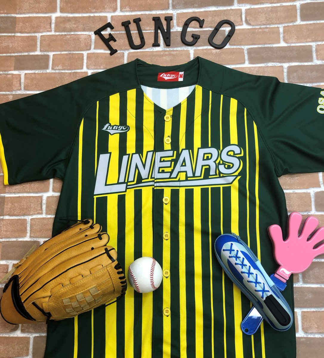 FungoInfo's tweet image. LINEARSさま😍

ブラックのユニフォームにイエローのラインがとっても目立つユニフォームですね✨

規則的なストライプじゃなくて、不規則なラインを入れて動きを出しているところがまた憎い演出ですね～💘

かっこいいです💕💕💕

#LINEARS　#ファンゴ　#野球