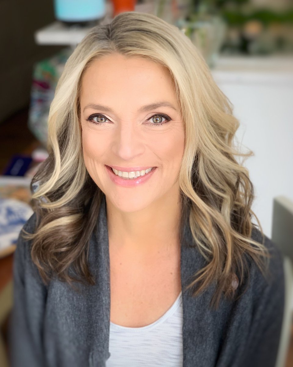 DanielleErb1's tweet photo. I've wanted to style Lisa Beuscher's hair and make-up for years, so to say I was PUMPED when we got the chance this week to assist in her new branding image!

#stlouis #claytonmo #stlouisgram #stlmom #stlhair #stlsalon #stlstyle #claytonsalon #hairideas #hairstyles https://t.co/jWjvUbcA7z
