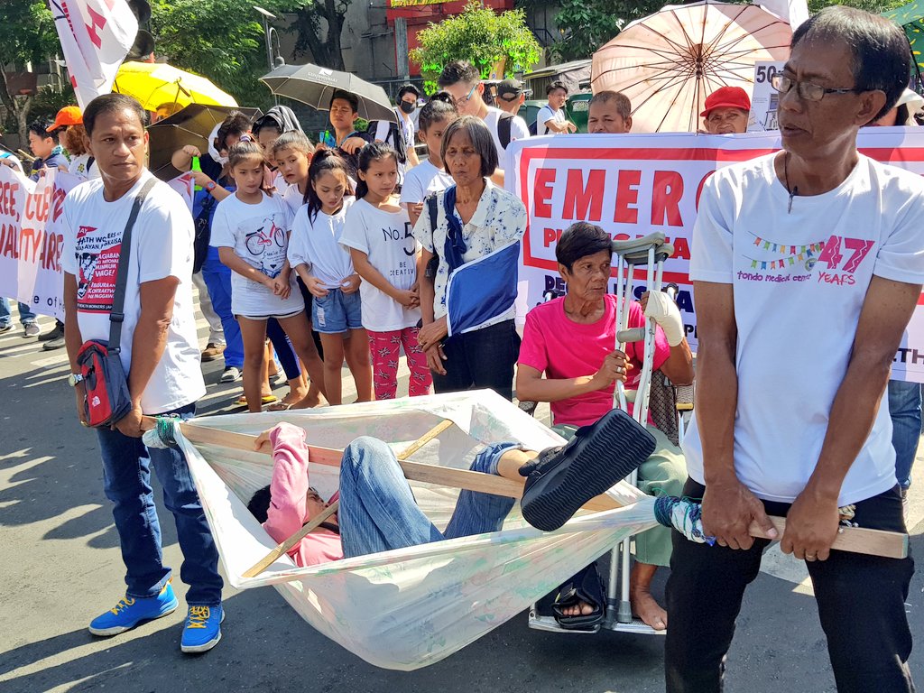 Isa_Umali's tweet photo. TINGNAN: Protesta ng iba't ibang grupo ng health workers.

Ayon sa kanila, ang P50 million na ginastos sa "kaldero" o cauldron para sa #SEAGames2019 ay maaari sanang magamit ng mga pasyenteng may sakit o pagpapatayo ng dagdag na health stations. @dzbb https://t.co/Z9qxenSYHo
