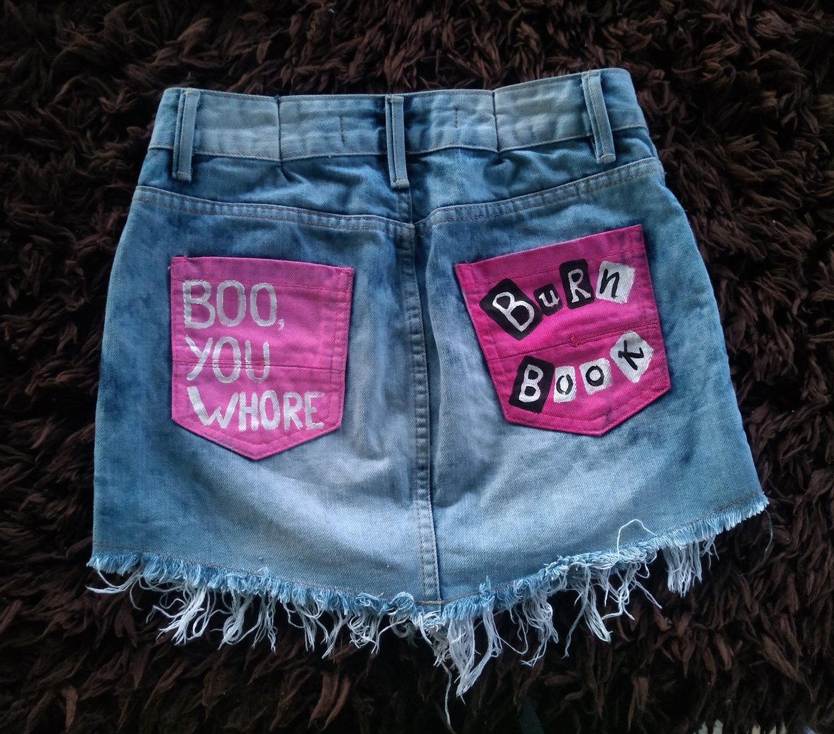 annajuliasou's tweet photo. Aos 19 anos criei minha marca independente com customização a mão mas pena que só gostam de lojinha de boy com estampas da Renner 😭😭 https://t.co/TPVvpPzIRQ