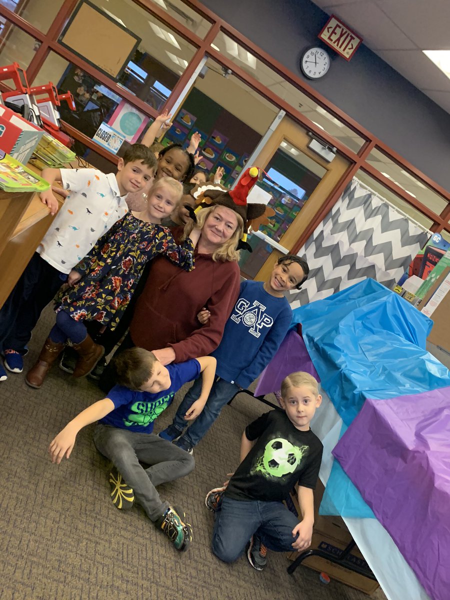 SVE_Library's tweet image. Mrs. Drummond rocking the turkey hat while her class previewed the Book Fair!  @svelsr7 #jagsquad