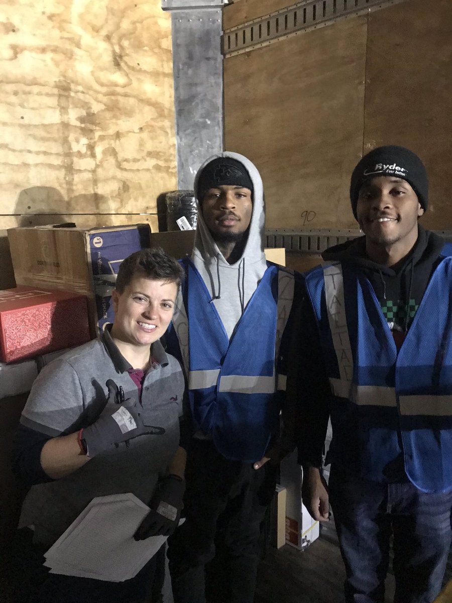HubCreek's tweet photo. Day 1 employees working on load quality. Whites Creek Hub Blue Means New employees are ready for #PeakSeason2019. #25workingdays #Superheroes #PeakSmiles @ExperienceUPS @EastUPSers @Icolemanjr1 @MidSouthUPSers https://t.co/Aje0tvcxW7