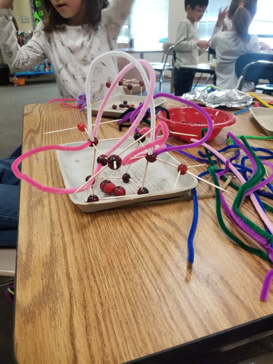 MagicClipperSh1's tweet photo. Turkey traps! #STEM #cranberries #kinders #firsties #creative @MagicClipperSh1 @JenniferFine5 @WCPSSElemScie @OliveChapelElem https://t.co/2ecxBHHMUP