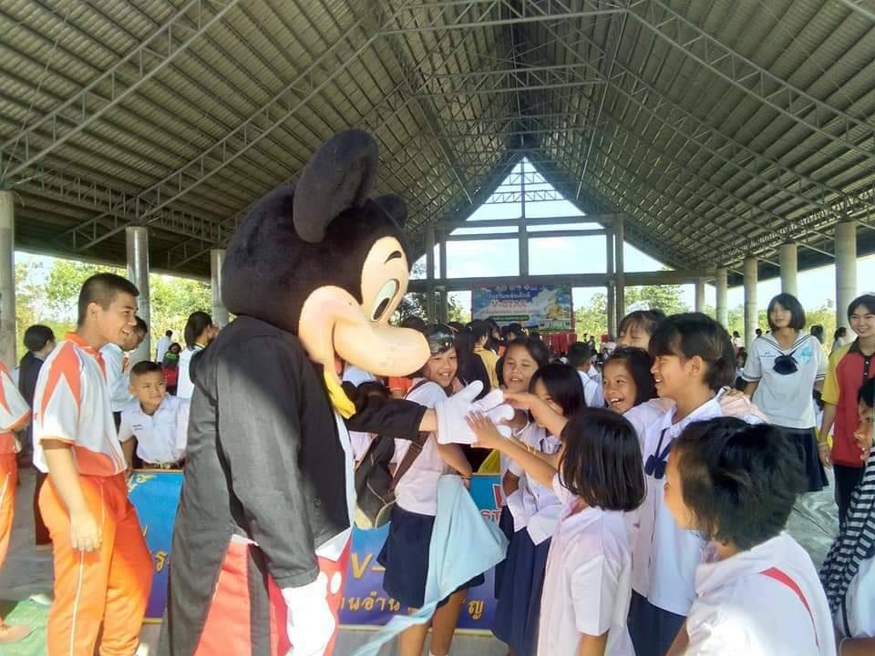 ManeeMa55593604's tweet photo. สอนเยาวชนให้เรียนรู้การเป็นคนเก่งและดี ด้วยศีลธรรม 
วันรวมพลังเด็กดี v-star จ.อำนาจเจริญ บรรยากาศคึกคัก สนุกสนาน ใจใส ได้ความรู้
วันที่ 20 พฤศจิกายน ในงานมีผู้บริหารโรงเรียน คณะครู และน้องๆนักเรียน 700 กว่าคนเข้าร่วมกิจกรรมตลอดทั้งวัน
#vstarproject #เด็กดี https://t.co/HKSlsgYOaP