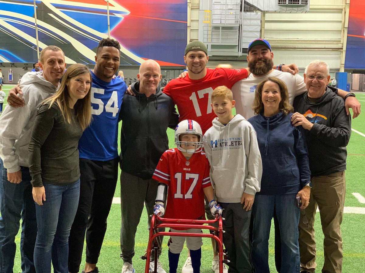 NFLPA's tweet photo. @NFL @RSherman_25 @ATHLiTACOMiCS @jonallen93_ @SashaBruceYouth @RedskinsCR @Redskins @TeamJuJu @bgcwpa @JuJuFoundation @steelers @Vikings @athielen19 @salvationarmy @P2 @AZCardinals .@Bills rookie Ryan Bates personally hosted a local boy named Garrett, who suffers from a rare genetic disorder, and his family at a recent team practice. https://t.co/AcWo7HKSCa