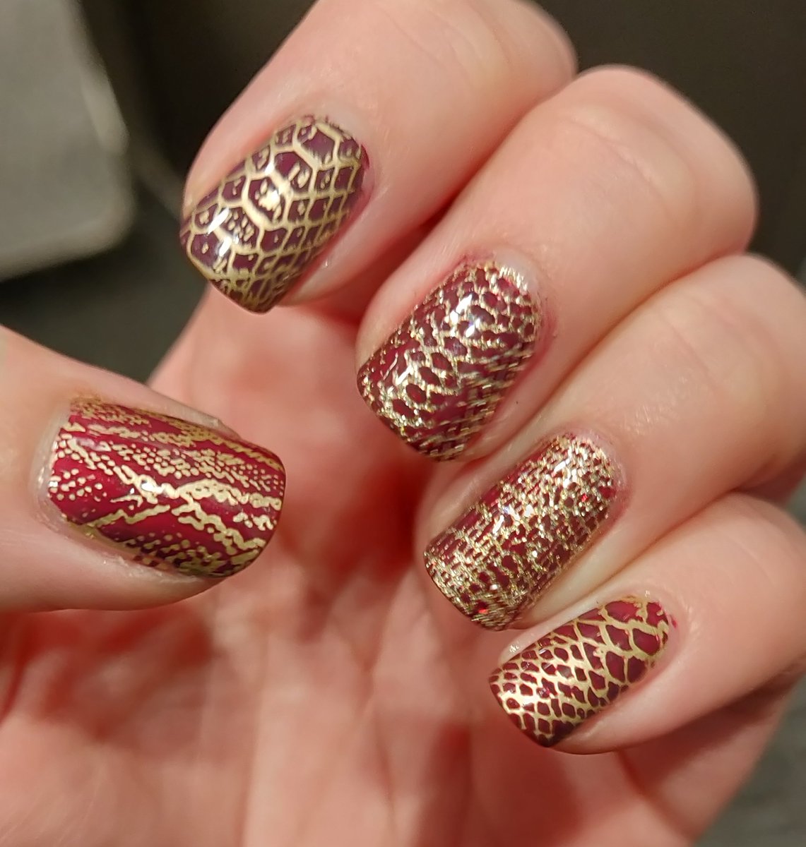 The lighting in this elevator was nice. Happy Thanksgiving everyone!
Finally playing with the Snakeskin Maniology stamping plate for these
--
#nailart #thanksgiving #thanksgivingnails #nailstamping #holonails #snakescales