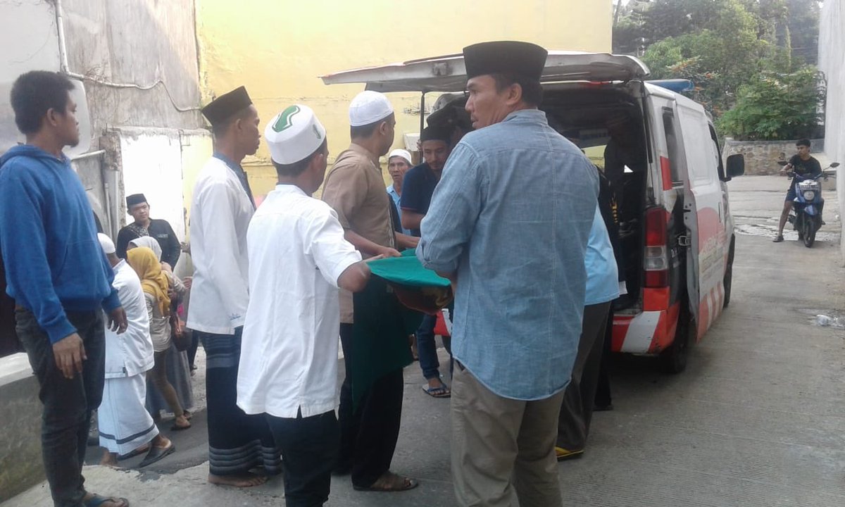 GerindraKabBgr's tweet photo. Kegiatan ambulance @Gerindra kab BOGOR membawa jenazah almarhum bpk YUSUP SOPIAN dari kp BABADAK BOGOR TIMUR di bawa ke rmh duka kp GADOG JEMBATAN desa PANDANSARI CIAWI https://t.co/zY3K90dwWH