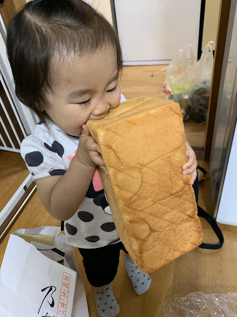 目を離した隙に 高級食パンにかぶりつく子どもの姿が可愛すぎた 生命の躍動感 こいつぁビッグになるぜ Togetter