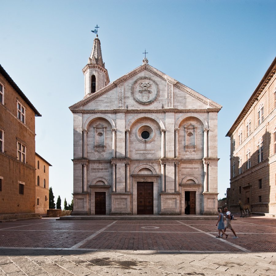 It is my opinion that we moderns have simply lost the ability to build a decent plaza. Luckily there are still a few really good ones left from a time when we knew how. Let's have a look at one of them: Piazza Pio II in the Tuscan town of Pienza, built in 1459.