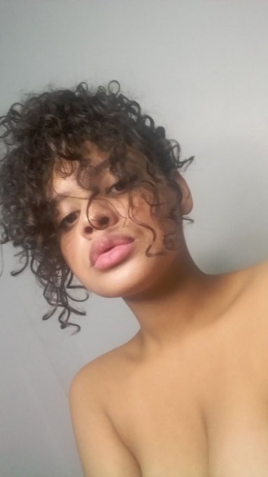 Lista para hacerlos sudar frente a la computadora  😈 https://t.co/hqGnJCJOB5
