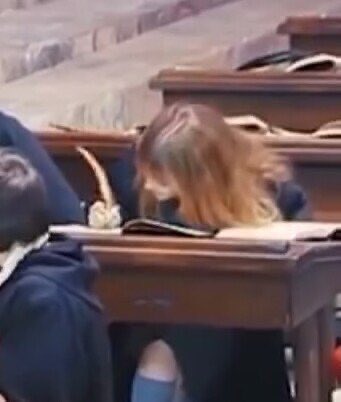 discounthannah's tweet image. EMMA WATSON WAS ACTUALLY WRITING DURING THE SCENES WHERE SHE HAD TO USE A QUILL AND ITS THE CUTEST THING