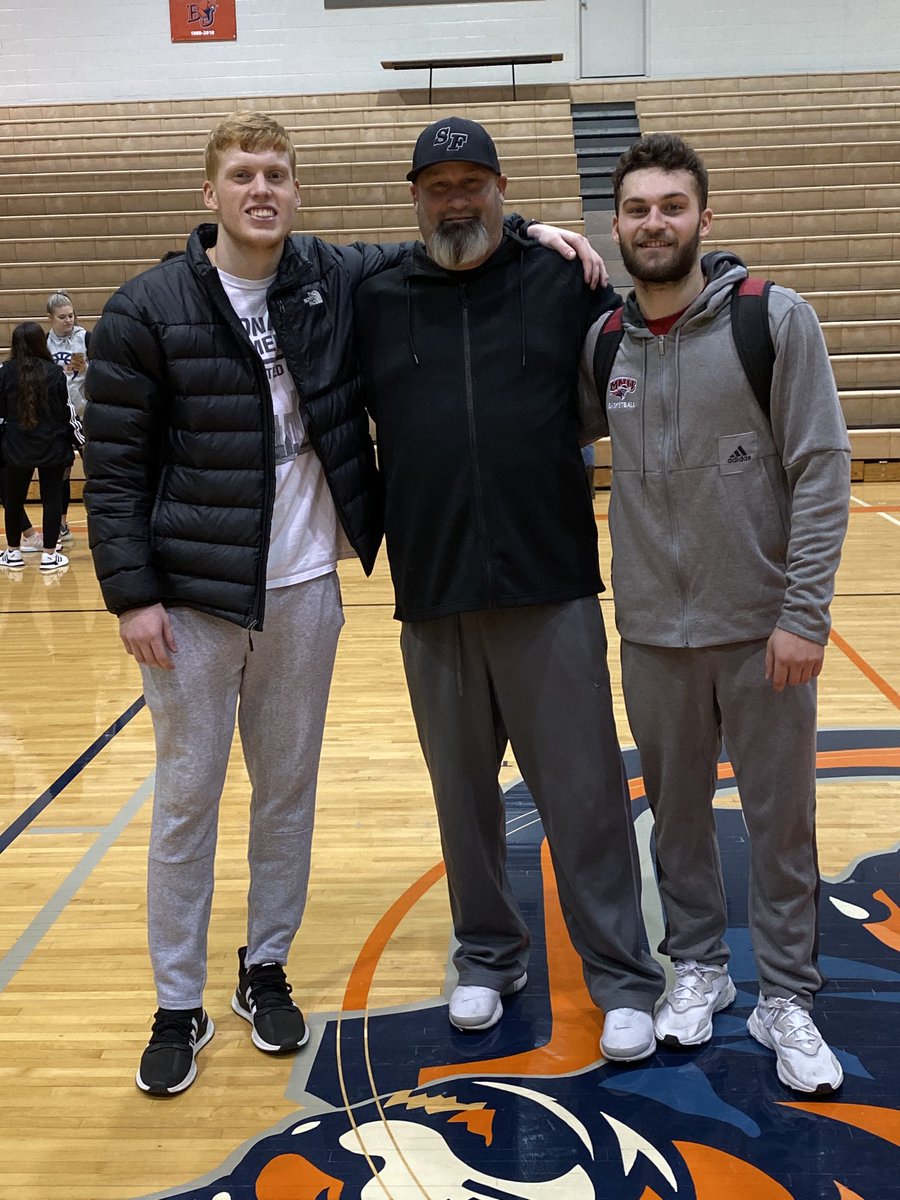MB_Moonie17's tweet photo. Two of my all time favorite players battling it out on the hardwood โฆ@t_rey3โฉ โฆ@Dopeitsmike_32โฉ โฆ@HeightsHoopsโฉ โฆ@CoachShulmanโฉ โฆ@SSA_Hoopsโฉ #workhardplayhard #DirtyBirdNation #DBG #DBN https://t.co/z3yiaCk7Vn