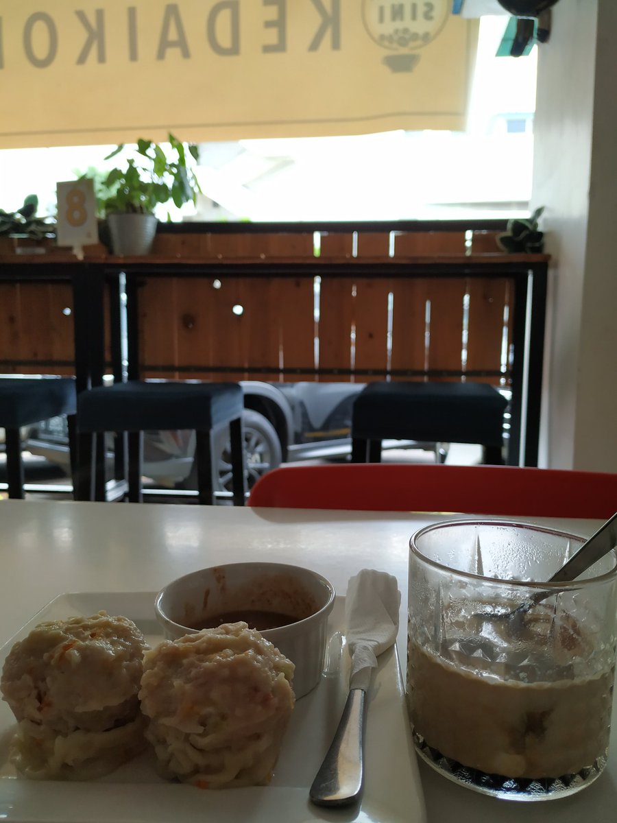 TrinityTraveler's tweet photo. Kalo kantin RSPI penuh, ada kafe di seberangnya namanya Kedai Kopi Sini. Secara antrean dokter lama, biasanya gue nongkrong di sini n minta ditelpon suster pas giliran gue. #TNTtips https://t.co/iHbdqXxhEH