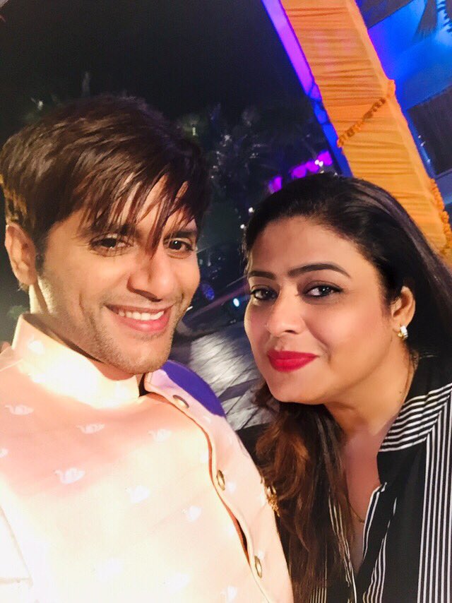 KhanzReshma's tweet photo. #onlocationphotography with #Actor ⁦@KVBohra⁩ #BTS #musicvideoshoot of #starsinger #misspooja #choreographer #Reshmakhan #teamreshmakhan #Songdirector #dancingsong #Newproject #karanvirbohra #droppingsoon #nagpurdiaries #ambikafarms #selfietime📷 #choreographerlife #dancing https://t.co/E25pGl755K
