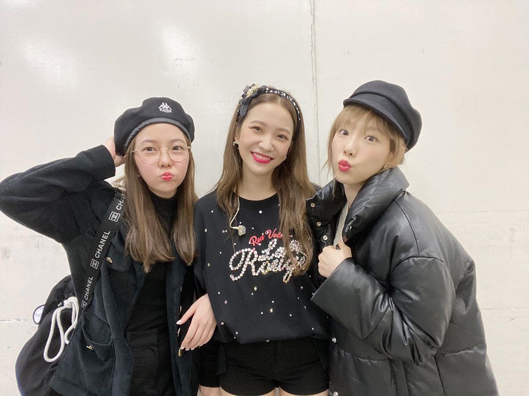 soshirevelae's tweet photo. Yeri(and rv) always attend Taeyeon’s concerts so Taeyeon makes sure she attend theirs too my family 💜 https://t.co/lvYiRpFADJ