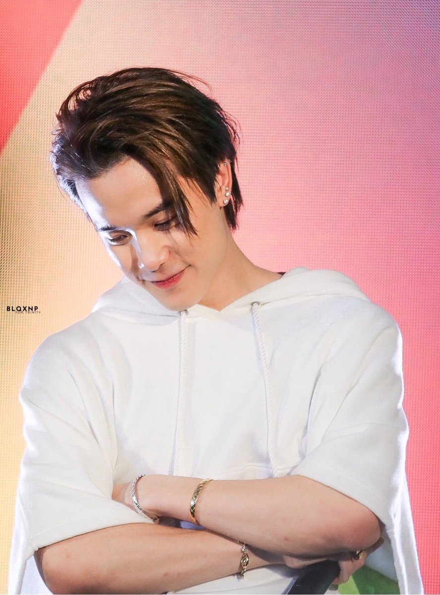 blqxnp's tweet photo. 25.11.19
Raining day you'er my rainbow.
#JamyJamess
#ThirdLapat
#XXSIVK #PorscheSivakorn
#GrabXTrinity https://t.co/DuRe2KYESq