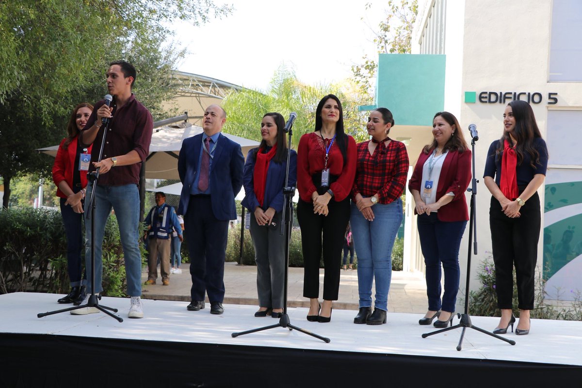 nutriologaedna's tweet photo. FaSPyN en fin de cursos. Quedó muy  bonito el pino que adornaron los alumnos de la mesa directiva y la coordinación de asuntos estudiantiles. #FaSPyN #UANL 🎄 https://t.co/HdxQ2I4d8n