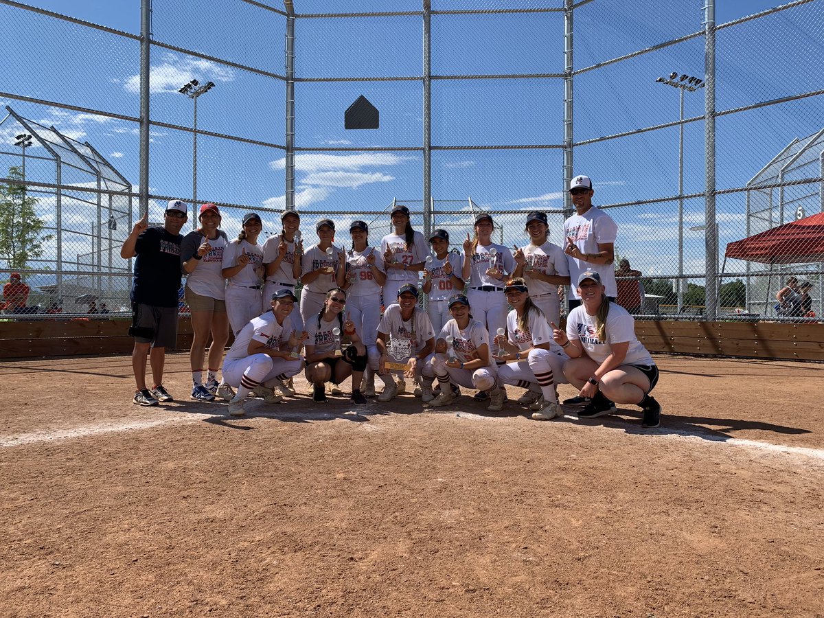 BaldnerLinnea9's tweet photo. What a great year of softball it’s been! Here’s to 2020🥳 @AFNationalCO @BroomfieldSBall #DemariniDiamondSquad #AfSoftball https://t.co/iSkLU0cag8