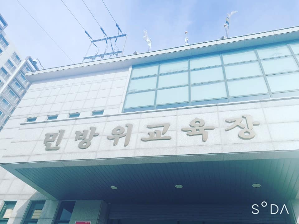 m_sunghwan's tweet photo. 今日は朝早いから民防衛訓練でした。
一般の訓練は2年前に終わって^^
あとおわってからちかくにある有名なトッポッキお店でテイクアウトしました。韓国は冬です。皆さん風邪に気をつけてください。 https://t.co/kuHUDE2dI7
