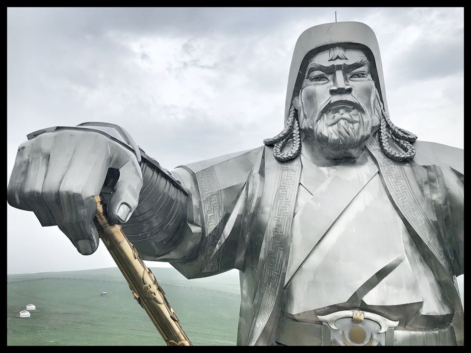 Vandaag vieren ze in Mongolië de verjaardag van Genghis Khan, de stichter en heerser van het Mongoolse Rijk. 

Weet jij waar dit enorme standbeeld van hem in Mongolië staat?

#Mongolië #GenghisKhan #DjenghisKhan #Ulaanbaatar #TiaraTours