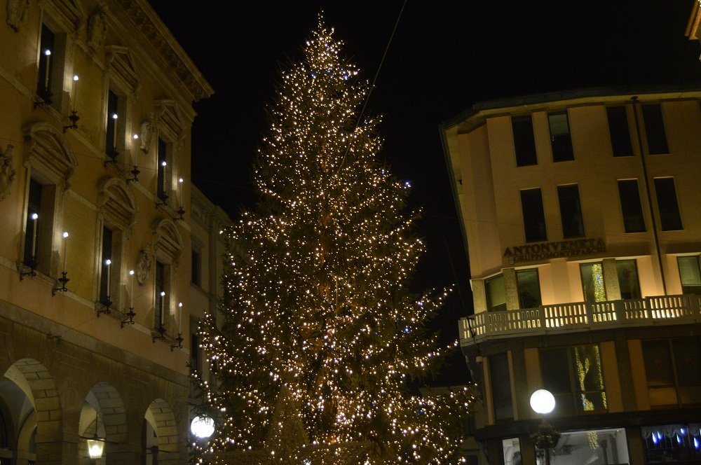 #Padova dà il benvenuto al mese di #dicembre con l’#accensione dell’#albero di #Natale davanti al Comune!
Appuntamento a sabato 30 novembre alle 16!
