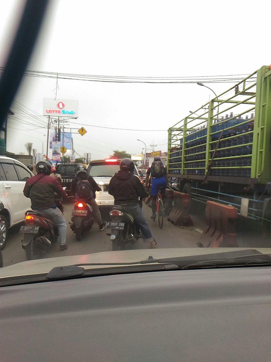 Macet kedua arah d tagog padalarang, karena 1. Truk tentara mogok d p3an rancabali, 2. Penyempitan lajur galian kabel pln, 3. Pembukaan lotte grosir d orion, cburuy tol sejam doong <a href="/PRFMnews/">Radio PRFM</a> <a href="/infobdg/">BANDUNG ᮘᮔ᮪ᮓᮥᮀ</a>
