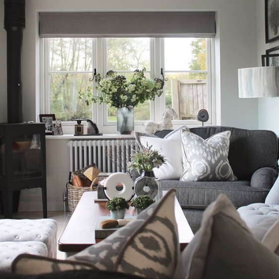 We love this cosy living room image shared by Jo Milton Interiors featuring our #timberalternative windows with monkeytail handles instagram.com/p/B426tPtguoY/…