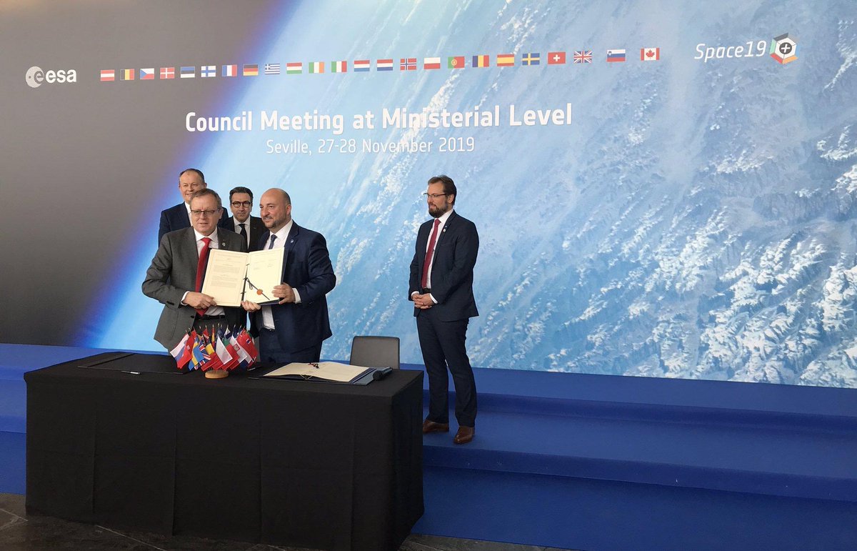 A Memorandum of Cooperation to strengthen cooperation in #SpaceResources and #innovation was signed today by Luxembourg’s Dep. Prime Minister <a href="/EtienneSchneide/">Etienne Schneider</a> and #ESA Director General ESA <a href="/janwoerner/">Jan Wörner</a> 👉 esa.int/About_Us/Corpo…

#Space19plus <a href="/LuxSpaceAgency/">Luxembourg Space Agency</a> <a href="/spaceRESlux/">SpaceResources.lu</a>