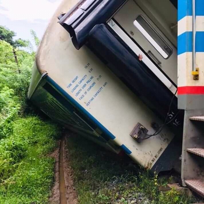 zoomalert's tweet photo. කන්කසන්තුරේ සහ  යාපනය සිට කොළඹ කොටුව සහ ගල්කිස්ස බලා ධාවනය වු යාල් දේවි සීඝ්‍රගාමී දුම්රිය ගල්ගමුව දුම්රිය ස්ථානය ආසන්නයේදී පීලි පැනීමට ලක්වීම නිසා උතුරු මාර්ගයේ දුම්රිය ගමනාගමනයට බාධා සිදුව තිබෙනවා .
#srilaka #lka https://t.co/bpy8MVT4sZ