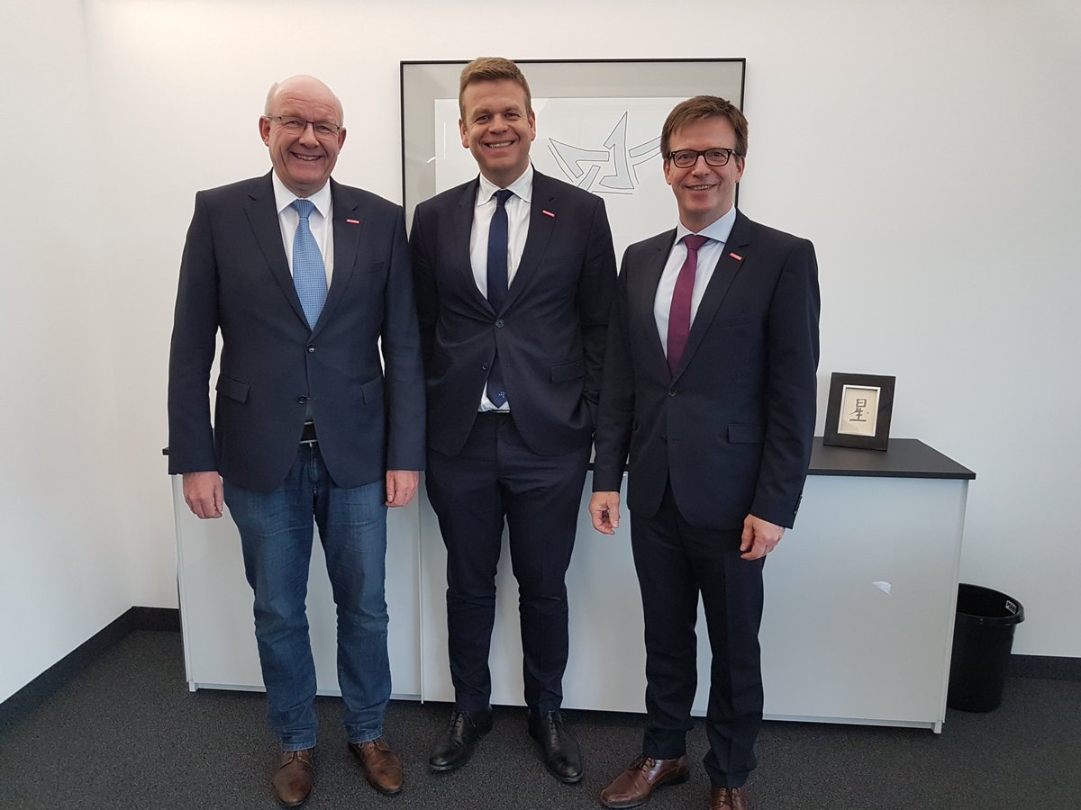 hwkdortmund's tweet photo. Präsident Schröder und HGF Harder freuen sich, heute den neuen HGF des Westdeutschen Handwerkskammertags #WHKT zu einem Antrittsbesuch in der #HWK Hauptverwaltung in #Dortmund begrüßen zu können. 
#Handwerk #KMU #Mittelstand #Wirtschaft #hwkde https://t.co/q8TYyqNJnI