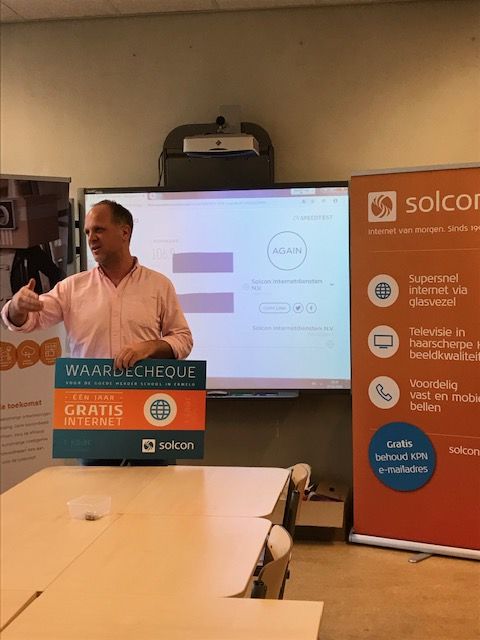 Wethouder Van der Velden sloot vanochtend de Goede Herderschool aan op het glasvezelnetwerk van Glasvezel buitenaf. Dit deed hij samen met een leerling van de school en directeur Jozias de Koeijer. De school is een van de eerste die gebruik kan maken van het supersnelle netwerk.