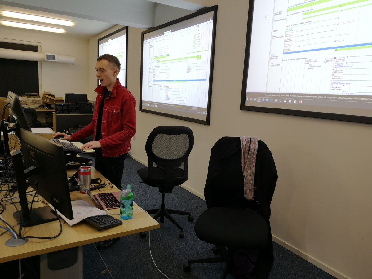 ensembl's tweet image. Michal is giving #Ensembltraining at @Cambridge_Uni. Currently exploring our region views. #bioinformaticstraining #lifelonglearning