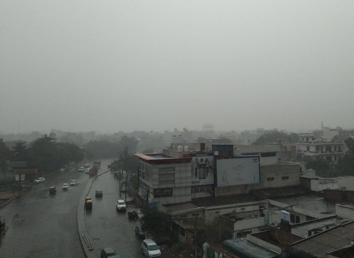 Nataliehamil4's tweet photo. Thank God for Rain in #Ghaziabad. #firstshower https://t.co/W76gPwgREs