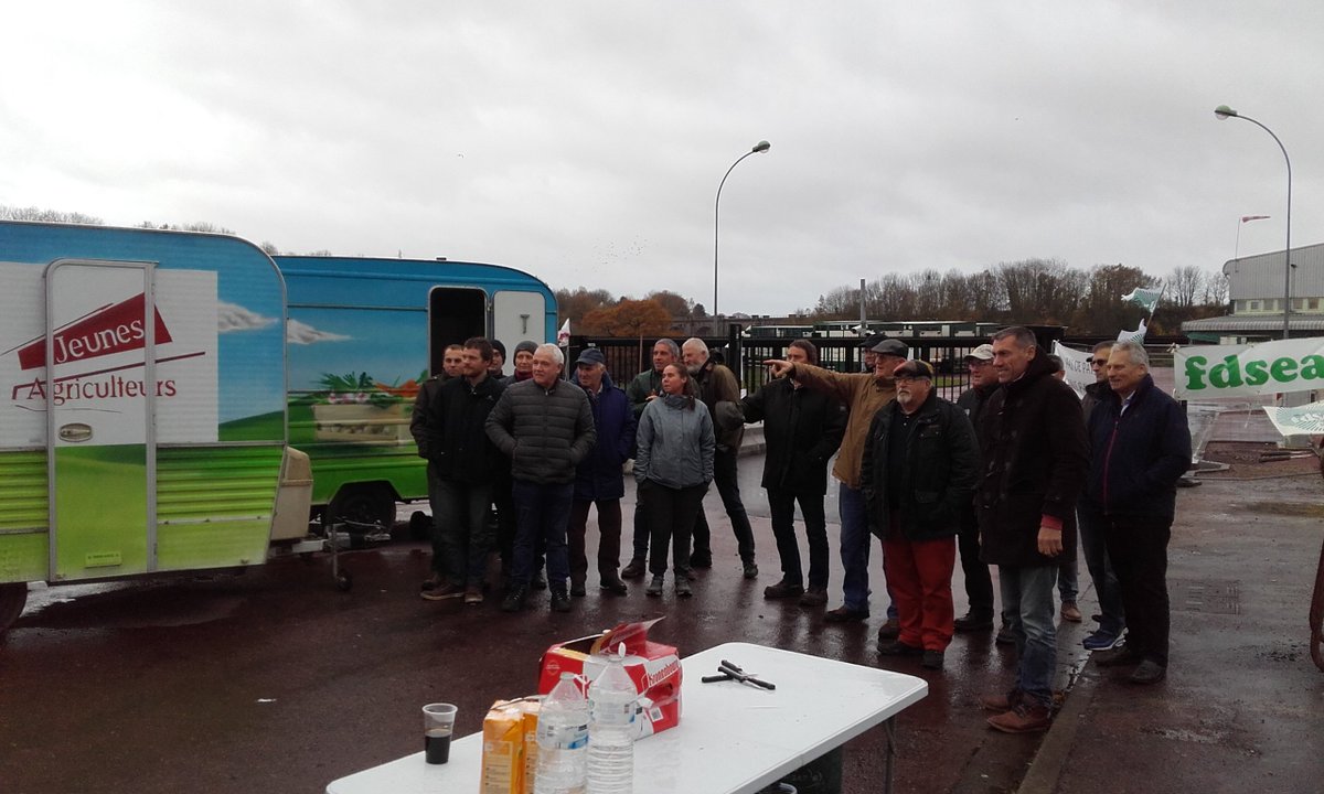 a mobilisation continue!  Blocage du site de Socopa Bigard de Coutances depuis lundi, une rencontre est en cours... nos produits ont un prix !!! 
#sauvetonpaysan