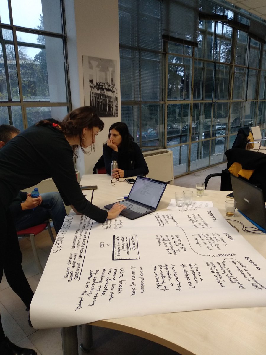 Societing_SC's tweet photo. Day 3 #Datapoiesis Fall School: Conceptualization.
I partecipanti discutono di come i dati possano creare un impatto positivo e quali dati utilizzare. Come è possibile creare un processo datapoietico?
#Societing #Fallschool #Data https://t.co/HKvMTSlD08