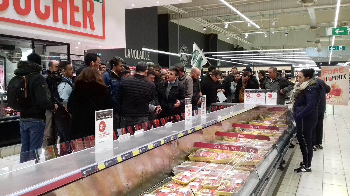 FNSEA44's tweet photo. Contrôle de l'origine des viandes dans le magasin @ULesCommercants de Savenay
#EGAlim
@FNSEA44 
@jeunesagri44 https://t.co/QQjX965fH4
